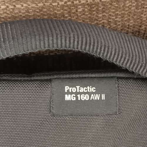 平放 Lowepro 斜孭袋 2 個