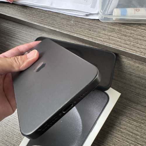 99新iPhone 15pro max512gb大容量,電池健康度85,港行雙卡極新，完美冇花，有套有貼...