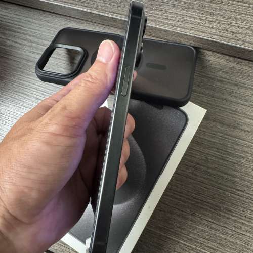 99新iPhone 15pro max512gb大容量,電池健康度85,港行雙卡極新，完美冇花，有套有貼...