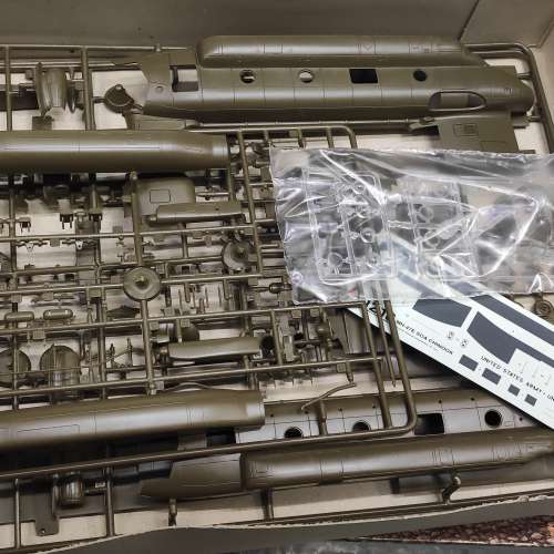 3盒軍事模型(不散賣):  V-22 魚鷹直升機，Chinook直升機，kommanowagen裝甲列車指揮型
