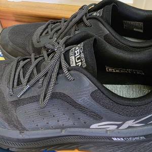 黑色運動鞋