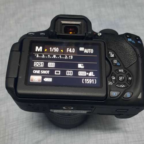 Canon 700D body + EF-S 18-135mm f/3.5-5.6 IS STM