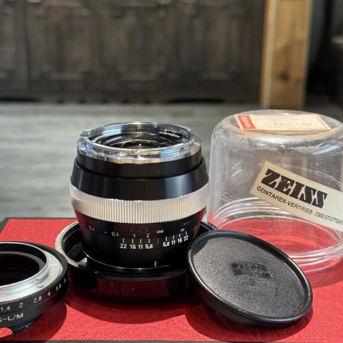 Contarex Zeiss Distagon 25mm f2.8 black lens with matching bubble case/ adapter