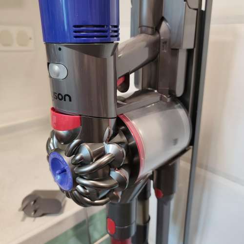 Dyson V8 Vacuum Cleaner w/New Battery and Stand 無線吸塵機一套連座地支架 全新電...