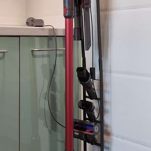 Dyson V8 Vacuum Cleaner w/New Battery and Stand 無線吸塵機一套連座地支架 全新電...