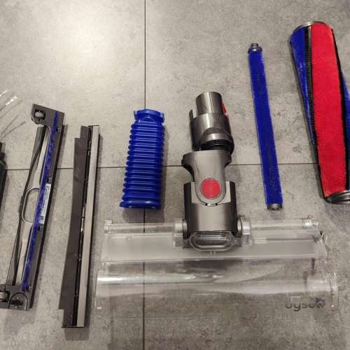 Dyson V8 Vacuum Cleaner w/New Battery and Stand 無線吸塵機一套連座地支架 全新電...