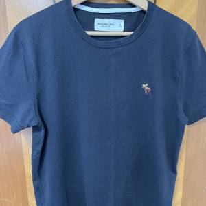 A&F T-shirt Slim Fit with Icon - T恤 (Black)