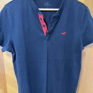 Hollister T-shirt 深藍色 鈕扣 短袖 T恤 (Navy Blue)