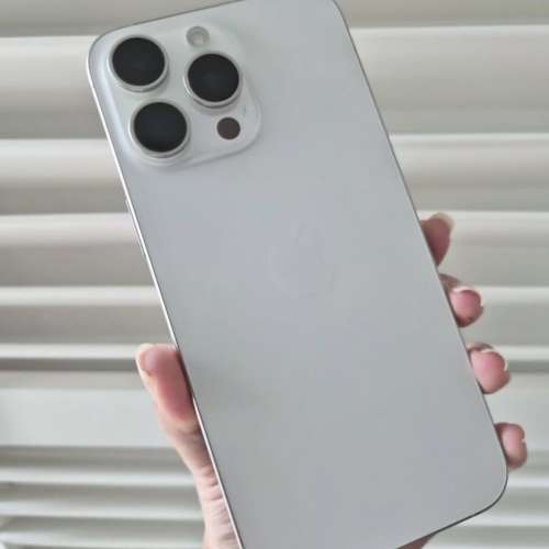iPhone 15pro max 256gb,港版雙卡白色鈦金屬，電池健康度90，冇修冇拆、所有功能正常...