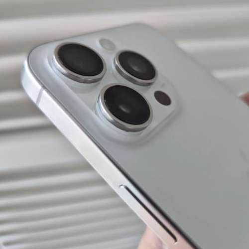 iPhone 15pro max 256gb,港版雙卡白色鈦金屬，電池健康度90，冇修冇拆、所有功能正常...