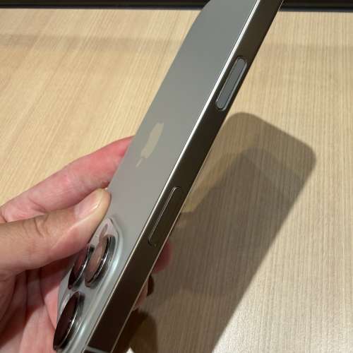 iPhone 16pro 256gb，港行雙卡極新，電池健康度87，完美冇花，所有原裝，所有功能正...