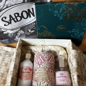 SABON 翠綠玫瑰與白木蘭 限定香氛家居禮盒套裝 (附精美絲帶禮盒) | Body Lotion / ...