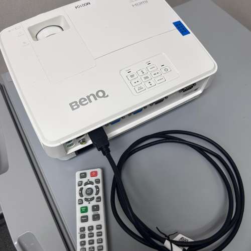 BenQ 投影機 連遙控器及HDMI線