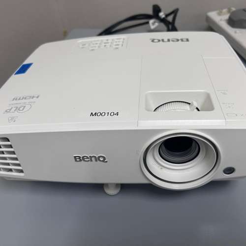 BenQ 投影機 連遙控器及HDMI線
