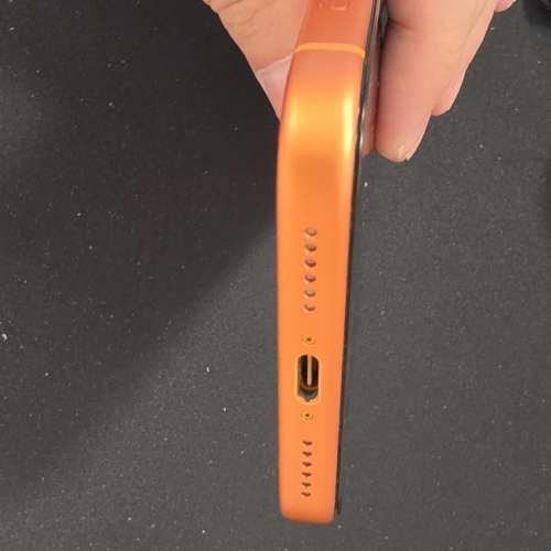 Orange iPhone 17 Pro Max 電池 100%