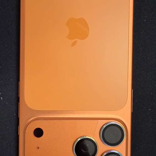 Orange iPhone 17 Pro Max 電池 100%