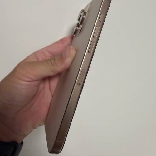 有保iPhone 16pro  max 512gb,港行雙卡黑色鈦金屬，極新冇維修冇暗病，電池健康度90...