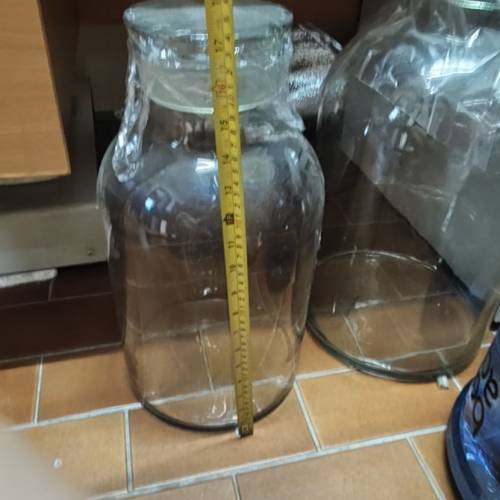 有蓋玻璃樽兩個，尺寸見圖