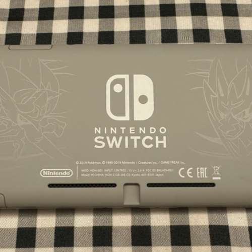 Switch Lite NS 劍盾限定版 雪白靚Mon 95%新 顯示器完全沒有花痕 機身有輕微使用痕...