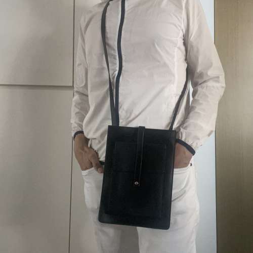 Emporio Armani cross body bag 全真皮薄身斜揹袋
