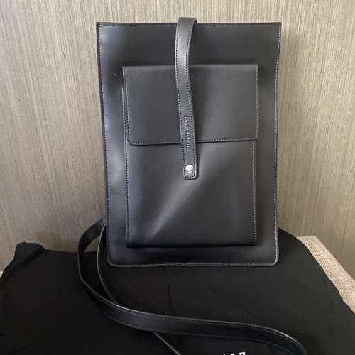 Emporio Armani cross body bag 全真皮薄身斜揹袋