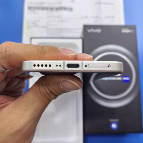 vivo V70 5G 12+256 香港行貨 9成新 全套有單原廠保養到27年3月  功能全正常 任意...