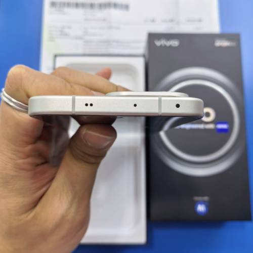 vivo V70 5G 12+256 香港行貨 9成新 全套有單原廠保養到27年3月  功能全正常 任意...