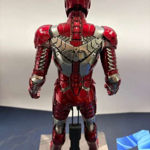 Hottoys Ironman mk5 +Mk5 suit up $1880，無盒新淨，配件圖中所有