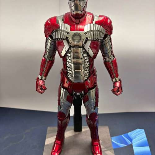Hottoys Ironman mk5 +Mk5 suit up $1880，無盒新淨，配件圖中所有