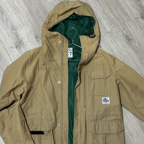 A Bathing Ape (BAPE) x CHUMS 聯名的連帽登山外衣（Mountain Parka外套）