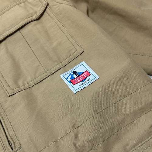 A Bathing Ape (BAPE) x CHUMS 聯名的連帽登山外衣（Mountain Parka外套）