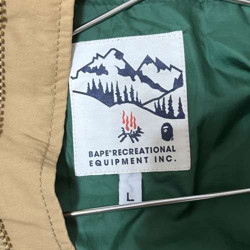 A Bathing Ape (BAPE) x CHUMS 聯名的連帽登山外衣（Mountain Parka外套）