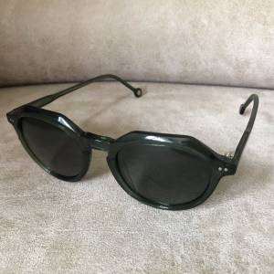 🕶️ Sunglasses Dark Green NEW 全新 太陽眼鏡 墨鏡 透明墨綠 🕶️