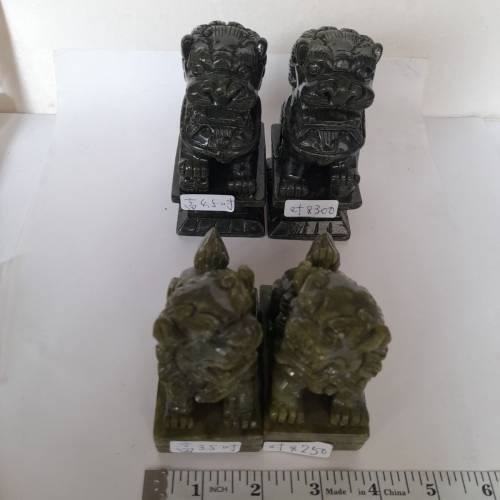 一手兩對中國玉獅子，高3.5吋及4.5吋，清貨價共售385元，單一對價如照片顯示，辟邪...