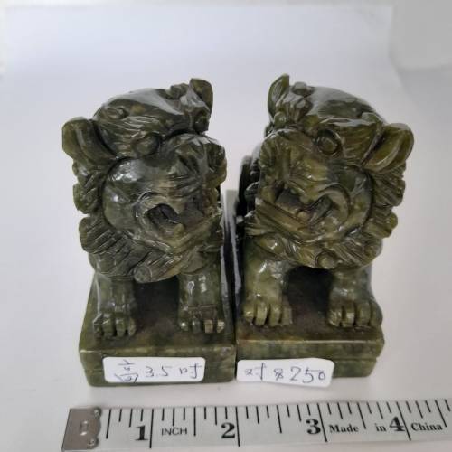 一手兩對中國玉獅子，高3.5吋及4.5吋，清貨價共售385元，單一對價如照片顯示，辟邪...
