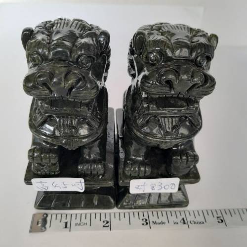 一手兩對中國玉獅子，高3.5吋及4.5吋，清貨價共售385元，單一對價如照片顯示，辟邪...