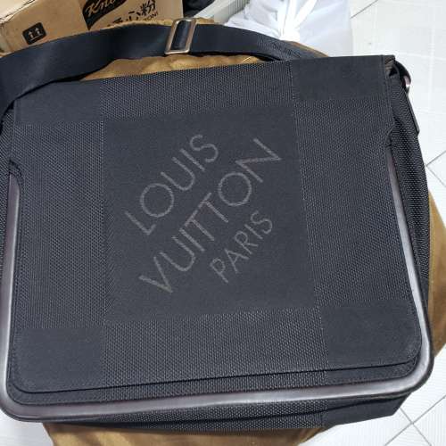 LV men bad 斜咩電腦公文袋  屯門良景邨取。