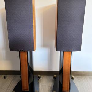 Wharfedale Bookshelf Speakers with Stands 書架喇叭連原廠腳座。