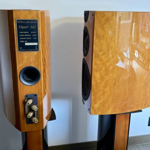 Wharfedale Bookshelf Speakers with Stands 書架喇叭連原廠腳座。