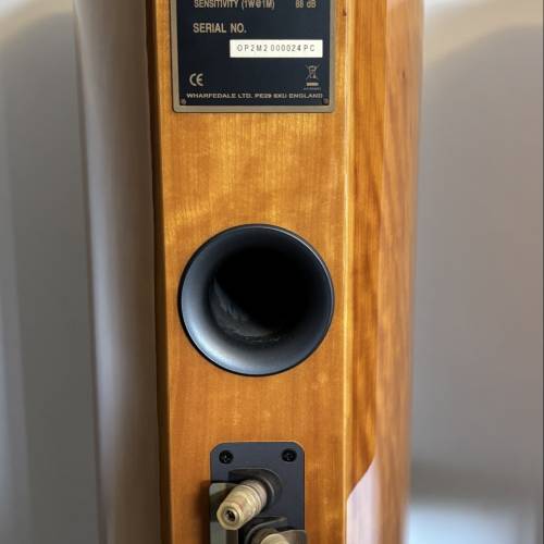 Wharfedale Bookshelf Speakers with Stands 書架喇叭連原廠腳座。