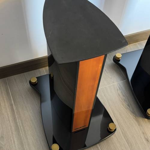 Wharfedale Bookshelf Speakers with Stands 書架喇叭連原廠腳座。