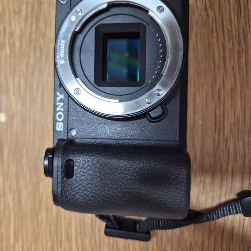 Sony a6300 APS-C (Body only)，不連Zeiss 16-70鏡頭