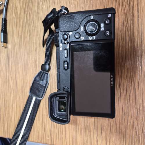 Sony a6300 APS-C (Body only)，不連Zeiss 16-70鏡頭