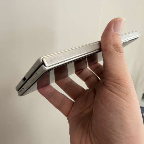 Vivo xfold 6 16+512gb 一個小崩(1cm)