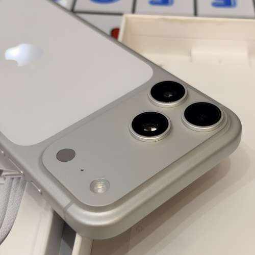 **售 iPhone 17 Pro Max 256GB 銀色 **