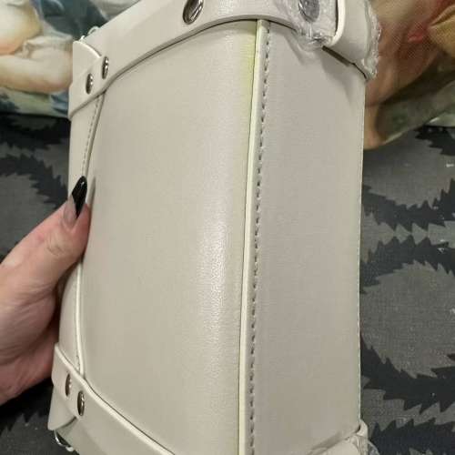 （全新有瑕疵）中古現貨｜Vivienne Westwood White Smooth Leather Betty Mini Sat...