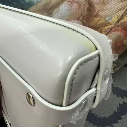 （全新有瑕疵）中古現貨｜Vivienne Westwood White Smooth Leather Betty Mini Sat...