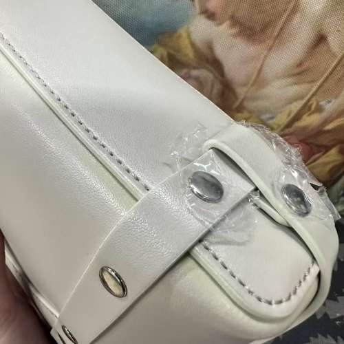 （全新有瑕疵）中古現貨｜Vivienne Westwood White Smooth Leather Betty Mini Sat...