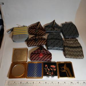 n一手12件散紙包 及雙面鏡盒 如照片顯示， 共售150元。no.D1.2.26