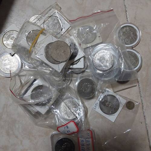 長輩在古錢店舖購買二手物品